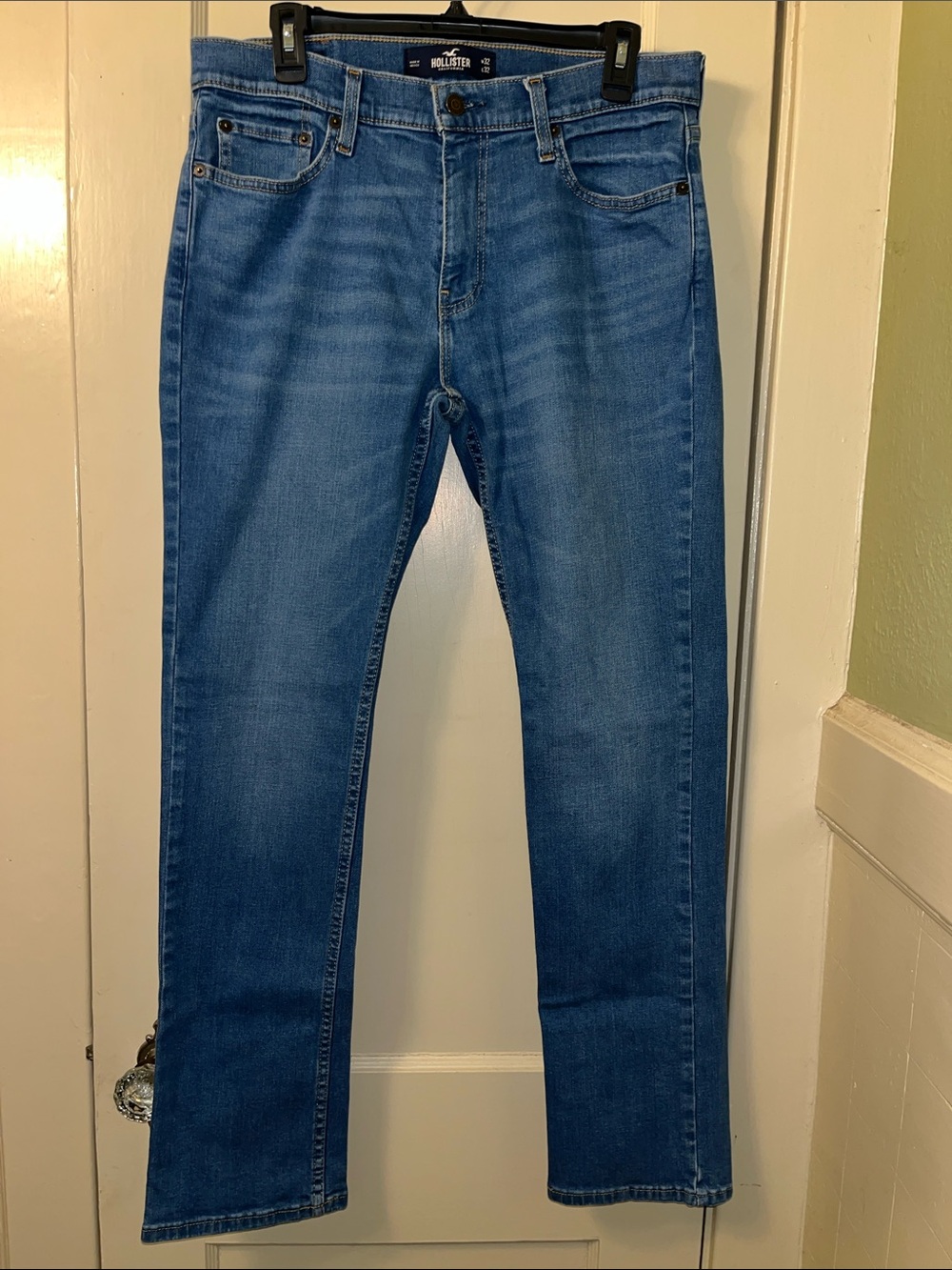Hollister Men's Slim Straight Jeans in Classic Blue Wash